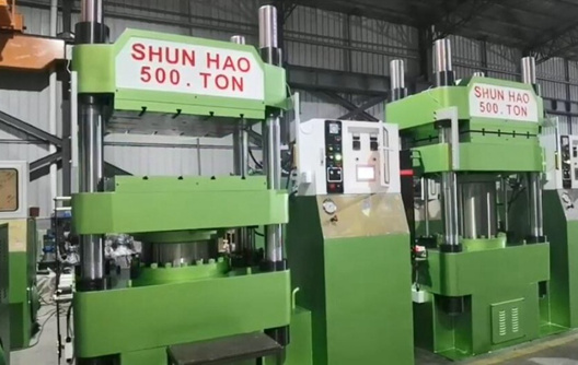 Test de machine de presse de 500 tonnes pour la production de vaisselle en mélamine
    