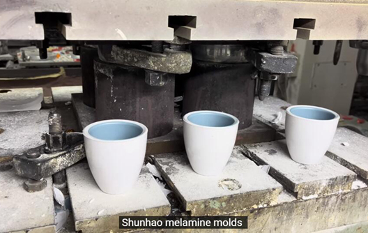 Usine de Shunhao : Production de vaisselle en mélamine 2 couleurs
    
