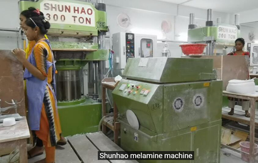 Machine de préchauffage de machine de moulage entièrement automatique pour la production de vaisselle en mélamine
    