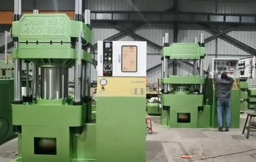 Machine de moulage par presse de 400 tonnes SHUNHAO
    